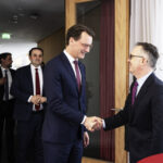 Ambassador Fabrizio Bucci greets Premier Hendrik Wünst. Picture by LV-Bund, Nadine Zilliges